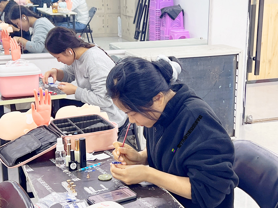 忙忙碌碌的廣西美甲設(shè)計(jì)學(xué)校課堂練習(xí)