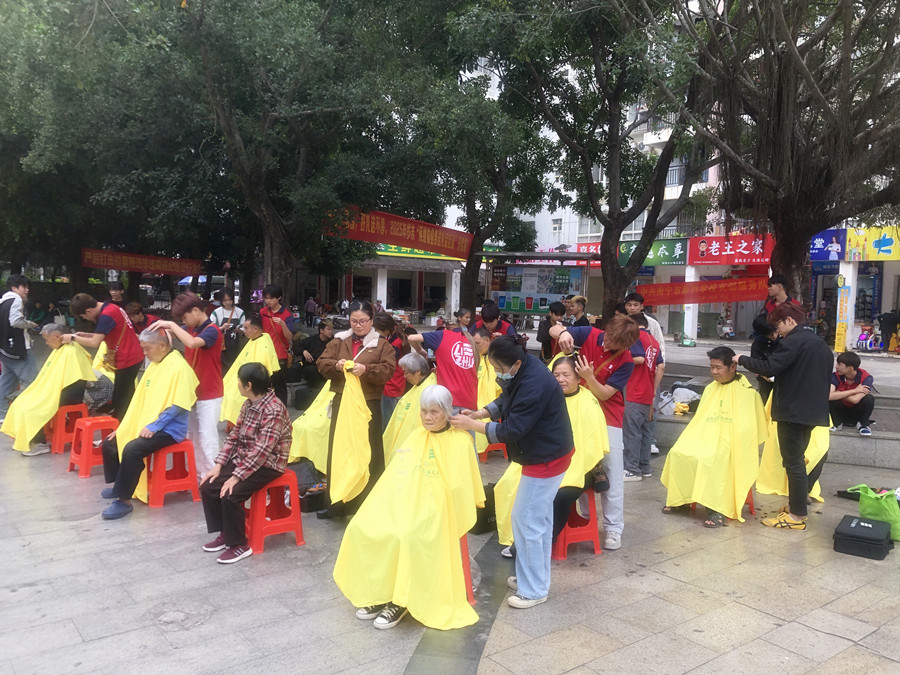 南寧美發(fā)學(xué)校外出實(shí)踐活動(dòng)，檢驗(yàn)學(xué)員技術(shù)能力