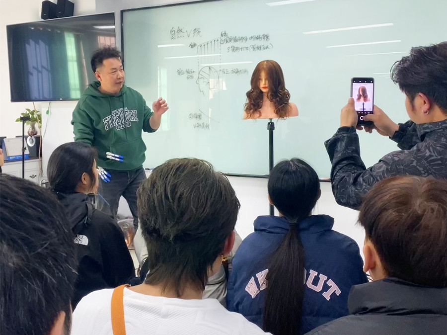 自然V線修剪手法，從零開始學(xué)美發(fā)