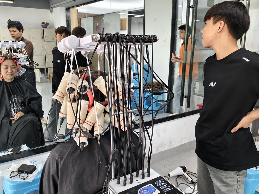 專業(yè)燙發(fā)的前后對(duì)比，南寧美發(fā)燙染實(shí)訓(xùn)課堂