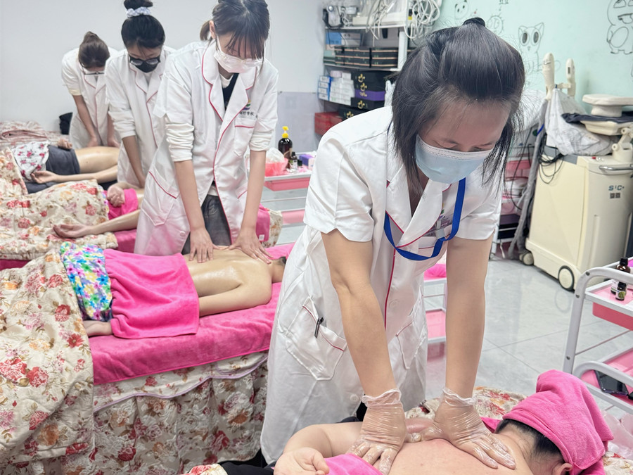 肩胛骨按摩真人實(shí)操，南寧美容培訓(xùn)練習(xí)